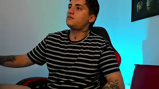 Snapshot of PeytonBox chatting on October 15, 2025, 11:29 am PeytonBox online show from October 15, 2025, 11:29 am