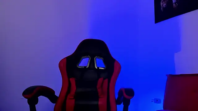 Snapshot of PeytonBox chatting on October 17, 2025, 11:34 am PeytonBox online show from October 17, 2025, 11:34 am