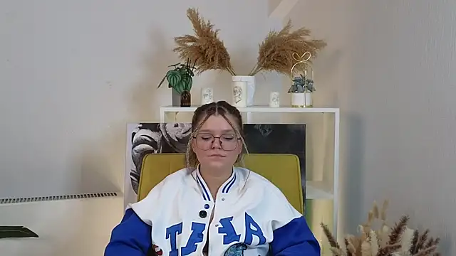 RosamariaDismukes online show from September 23, 2025, 7:37 am