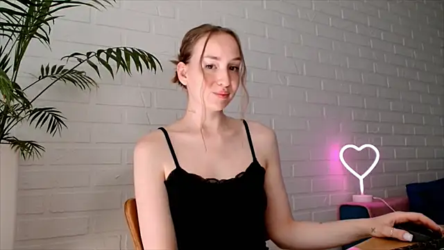 WhitePrincessLuna online show from July 19, 2026, 12:02 pm