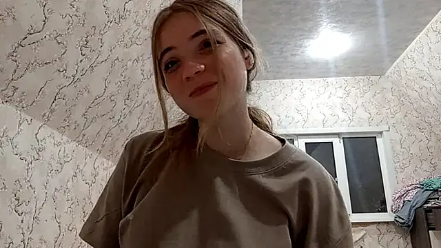 EdieMiernik online show from September 11, 2025, 4:07 pm