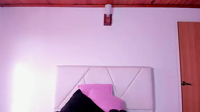   Ivy  Moon   online show from September 16, 2025, 12:50 pm