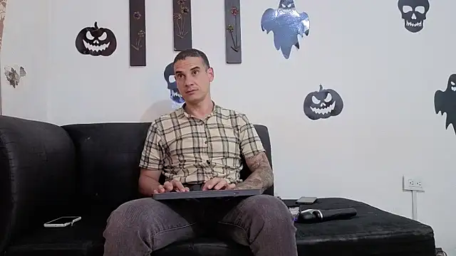 Snapshot of kloe-robert chatting on October 29, 2025, 5:45 pm kloe-robert online show from October 29, 2025, 5:45 pm