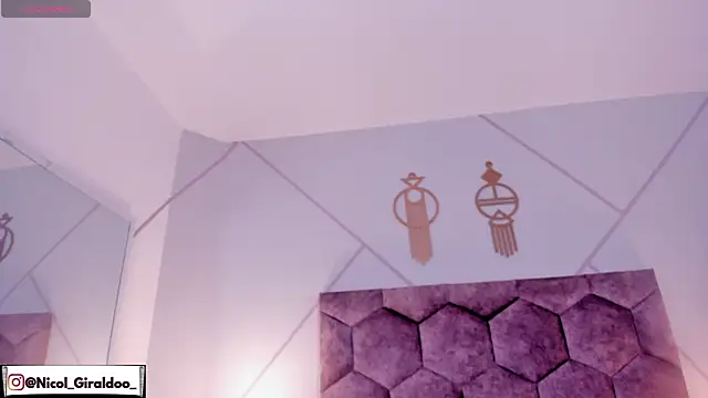 nicol giraldoo online show from March 26, 2026, 3:27 am