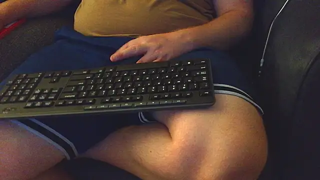 Snapshot of thighguy30 chatting on October 18, 2025, 4:03 am thighguy30 online show from October 18, 2025, 4:03 am