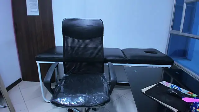 LeilaSmith  online show from March 21, 2026, 12:31 pm