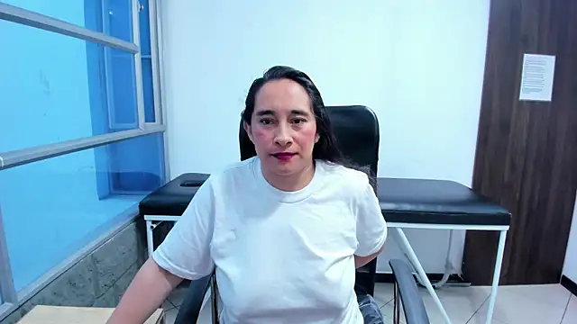 LeilaSmith  online show from January 6, 2026, 12:42 pm