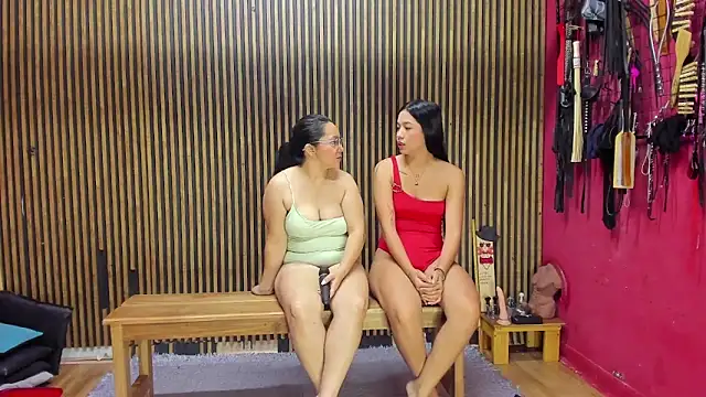 Snapshot of VantablackBDSMShow_ chatting on February 5, 2026, 12:45 pm VantablackBDSMShow online show from February 5, 2026, 12:45 pm