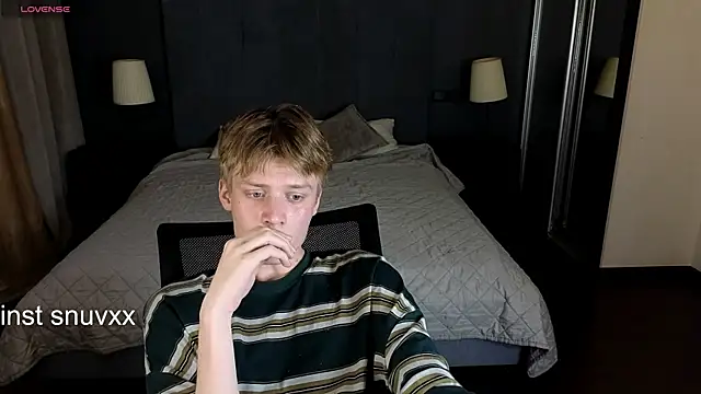 Snapshot of LouieEvans chatting on September 21, 2025, 9:42 pm LouieEvans online show from September 21, 2025, 9:42 pm