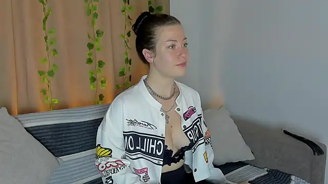 Snapshot of MiaKhallirae chatting on October 4, 2025, 4:14 am MiaKhallirae online show from October 4, 2025, 4:14 am