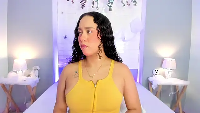 EverlyMooree online show from October 26, 2025, 4:13 am