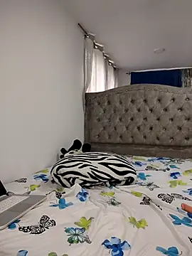 ellafrost-1 online show from September 20, 2025, 2:55 pm