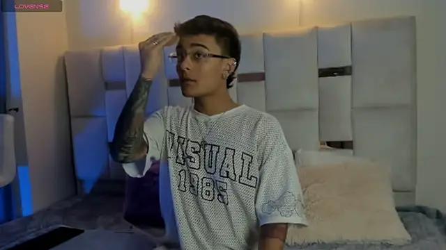 Snapshot of OliverMontiel chatting on September 19, 2025, 7:18 pm OliverMontiel online show from September 19, 2025, 7:18 pm