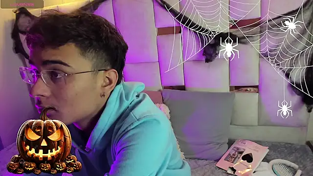 Snapshot of OliverMontiel chatting on October 23, 2025, 11:42 am OliverMontiel online show from October 23, 2025, 11:42 am