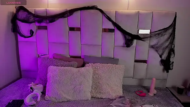 Snapshot of OliverMontiel chatting on October 24, 2025, 11:20 am OliverMontiel online show from October 24, 2025, 11:20 am