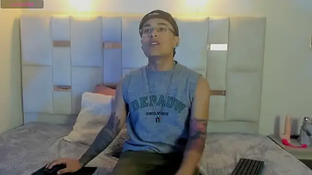 Snapshot of OliverMontiel chatting on September 18, 2025, 7:28 pm OliverMontiel online show from September 18, 2025, 7:28 pm