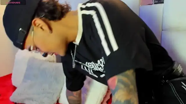 Snapshot of OliverMontiel chatting on October 16, 2025, 11:51 am OliverMontiel online show from October 16, 2025, 11:51 am