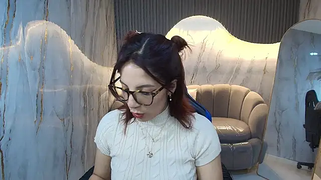 nadia r  online show from June 19, 2026, 7:41 pm