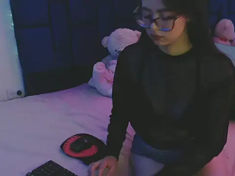 nikolle huyt online show from September 10, 2025, 9:03 pm