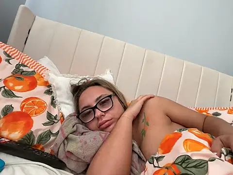 petitelucyXoxx online show from May 9, 2026, 7:34 am