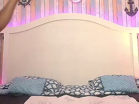 TINNATAYLOR online show from September 24, 2025, 9:10 pm