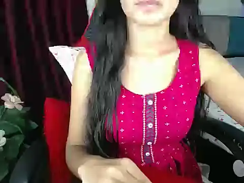 Snapshot of LOVE_BEAUTYY chatting on October 19, 2025, 4:04 am LOVE BEAUTYY online show from October 19, 2025, 4:04 am