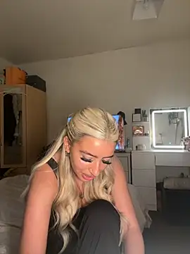 BlondeBetty online show from November 13, 2025, 5:06 pm