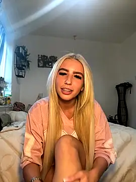 Snapshot of BlondeBetty chatting on September 25, 2025, 4:35 pm BlondeBetty online show from September 25, 2025, 4:35 pm