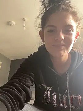 Snapshot of Camwithchlox chatting on October 22, 2025, 9:53 am Camwithchlox online show from October 22, 2025, 9:53 am