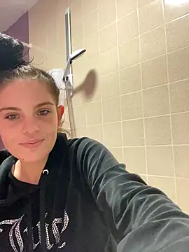 Snapshot of Camwithchlox chatting on October 21, 2025, 6:18 pm Camwithchlox online show from October 21, 2025, 6:18 pm