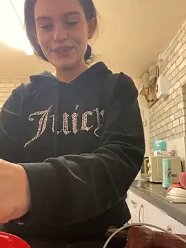 Snapshot of Camwithchlox chatting on October 10, 2025, 6:20 pm Camwithchlox online show from October 10, 2025, 6:20 pm