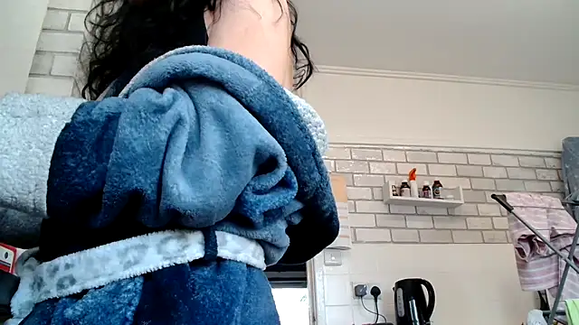 Snapshot of Camwithchlox chatting on October 29, 2025, 11:20 am Camwithchlox online show from October 29, 2025, 11:20 am