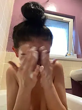 Snapshot of Camwithchlox chatting on September 21, 2025, 6:02 pm Camwithchlox online show from September 21, 2025, 6:02 pm