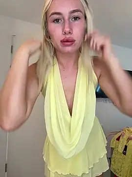 SexySaraxxoo online show from May 16, 2026, 1:32 pm