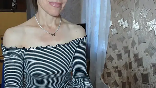 Snapshot of Two_Sisters chatting on September 17, 2025, 4:36 am Two Sisters online show from September 17, 2025, 4:36 am