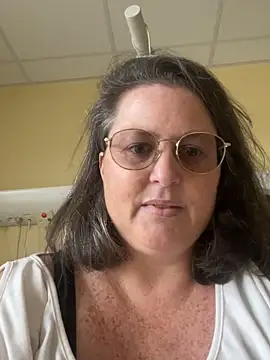 Beatricefrench-curvy-milf online show from September 14, 2025, 3:23 pm
