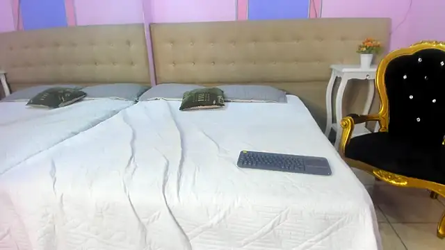 Snapshot of Aisha_Noir chatting on September 19, 2025, 12:09 pm Aisha Noir online show from September 19, 2025, 12:09 pm