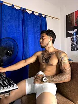 DavideVentura  online show from September 13, 2025, 9:15 pm