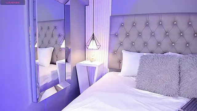 LunaBloomn online show from December 20, 2025, 5:05 pm