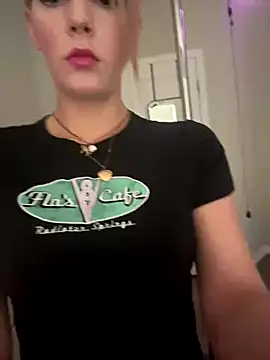 Snapshot of AllesandraLove chatting on October 15, 2025, 2:25 pm AllesandraLove online show from October 15, 2025, 2:25 pm