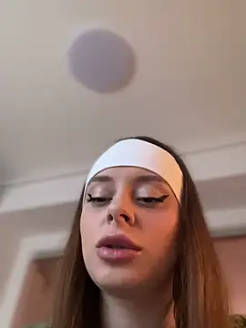 BabyBee  online show from October 26, 2025, 2:39 pm