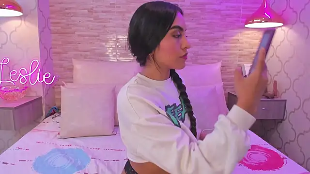 Snapshot of Leslie_Bussh_ chatting on October 16, 2025, 3:20 pm Leslie Bussh online show from October 16, 2025, 3:20 pm