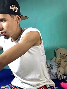 Snapshot of Alexx_1214 chatting on September 19, 2025, 2:37 am Alexx 1214 online show from September 19, 2025, 2:37 am