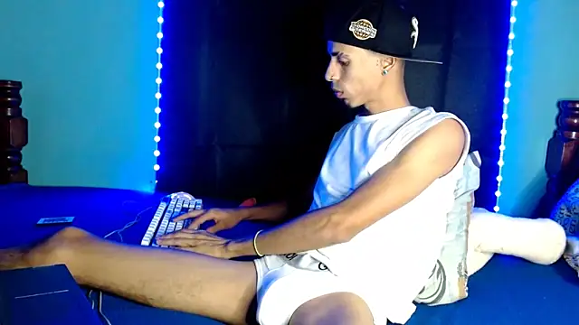 Snapshot of Alexx_1214 chatting on October 18, 2025, 4:14 am Alexx 1214 online show from October 18, 2025, 4:14 am