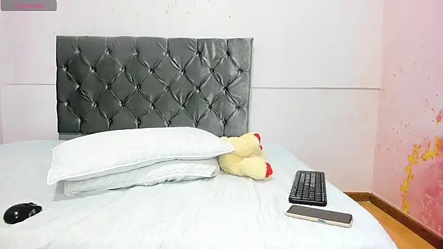 Snapshot of debora_ortiz chatting on November 4, 2025, 1:15 pm debora ortiz online show from November 4, 2025, 1:15 pm