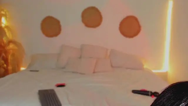 AliisonWells online show from November 24, 2025, 9:26 pm