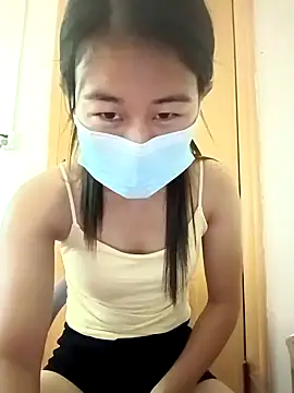 luy-xinh02 online show from October 8, 2025, 2:35 am