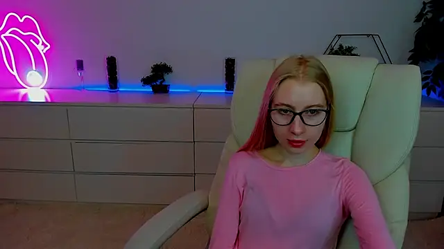 Snapshot of Alina_Blonde chatting on October 7, 2025, 5:41 am Alina Blonde online show from October 7, 2025, 5:41 am