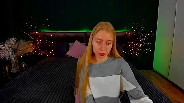 Snapshot of Alina_Blonde chatting on September 27, 2025, 5:46 am Alina Blonde online show from September 27, 2025, 5:46 am