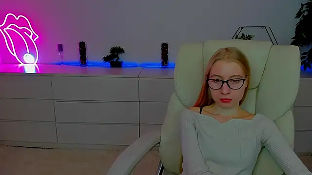 Snapshot of Alina_Blonde chatting on October 8, 2025, 5:42 am Alina Blonde online show from October 8, 2025, 5:42 am